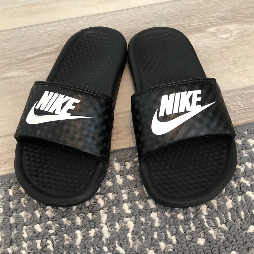 Nike women’s flip flops pool/beach summer shoes